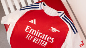 Detaljeret visning af den nye Arsenal-trøje med navy blå detaljer.