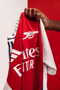 Arsenal FC 2024 hjemmebanetrøje med det ikoniske kanon-symbol.