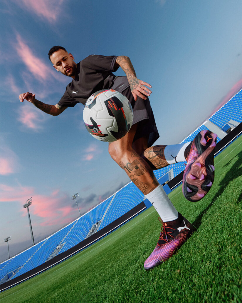 Neymar Jr. udfører en kreativ dribling iført Puma FUTURE 8 Unlimited edition.